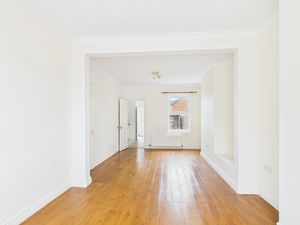 Lounge/Diner- click for photo gallery